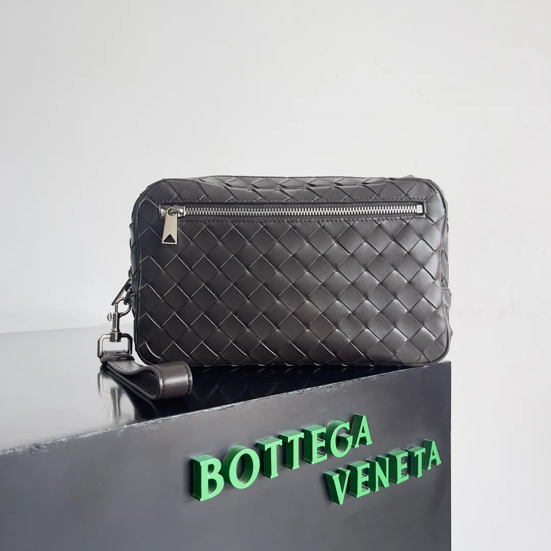 Batch 1660 BOTTEGA VENETA new men's INTRECCIATO woven wristband clutch bag. This is a clutch bag that can be hung on the wrist. It is more portable than other clutch bags. It can also hold some daily necessities. It is small and does not take up space to carry with you. The cow leather is durable and rich in texture. The classic weave is low-key and high-end. There are six card slots inside, which is very suitable for storing various cards such as ID cards and driver's licenses when traveling✈️ Style number: 777390 Size: 25*15*6.5cm